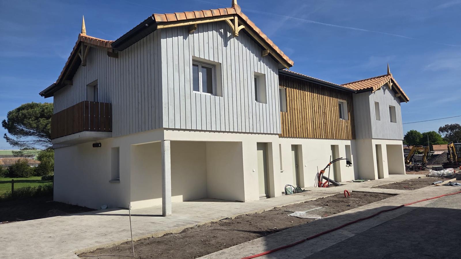 Maison à ossature bois avec bardage bois et zinc