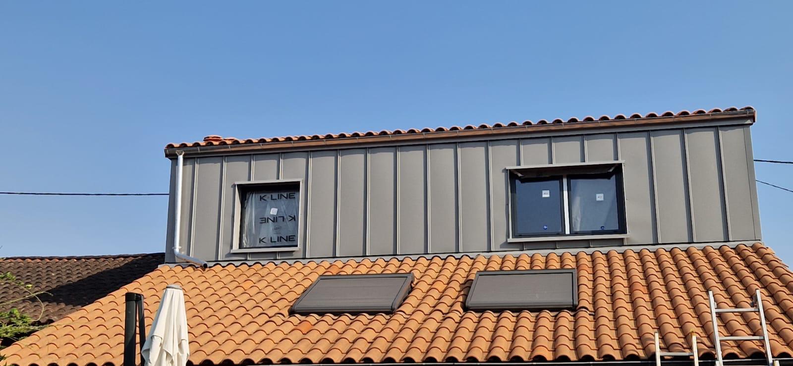 Surélévation avec couverture tuiles et façade zinc