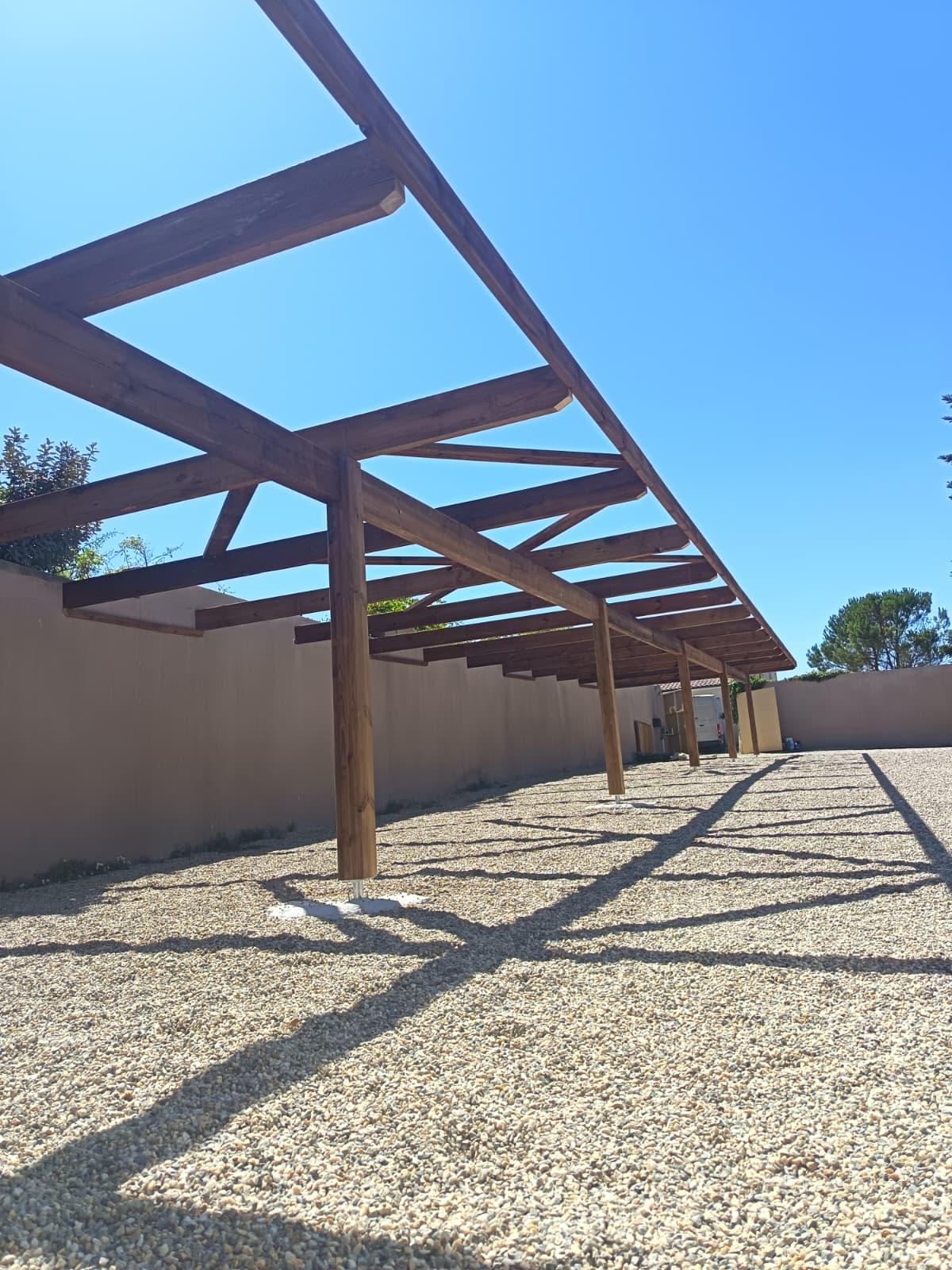 Pergola en bois massif posée sur une terrasse