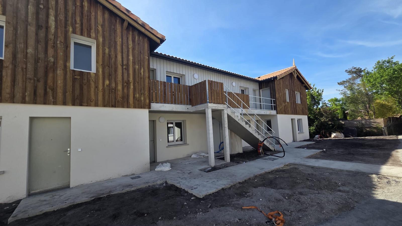 Terrasse en bois accolée à une construction bois