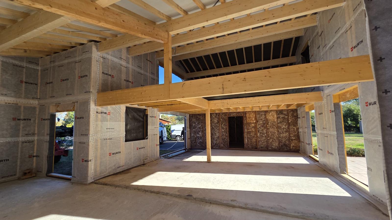 Charpente traditionnelle en bois massif vue de l'intérieur