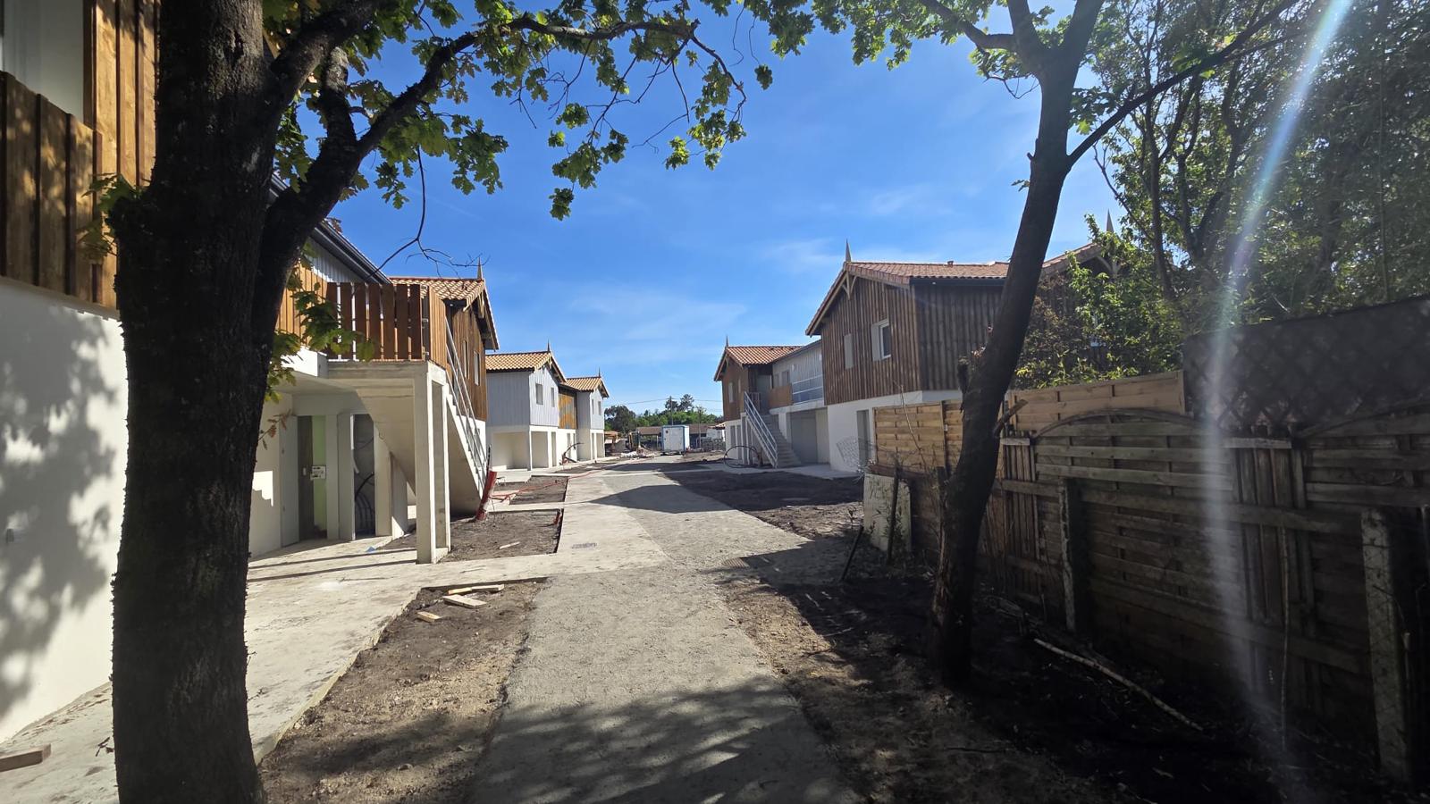 Extension en bois accolée à une maison en pierre